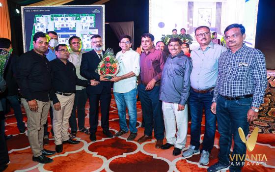 Vivanta-Director-Mr-Sanjay-Harwani-Receiving-Best-Wishes-On-The-Day-Of-Vivanta-The-Infinity-Commercial-Shops-and-Showrooms-Launching-Amravati copy